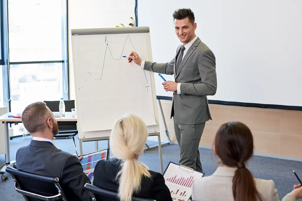 Referent präsentiert eine Vertriebsstrategie am Flipchart